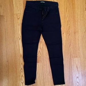 Black express 4 short mid rise jean legging great for fall.